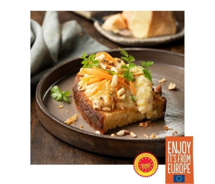 Tartine grillée et sa compotée de pommes, Fromage de Herve AOP chaud et salade au vinaigre de vin